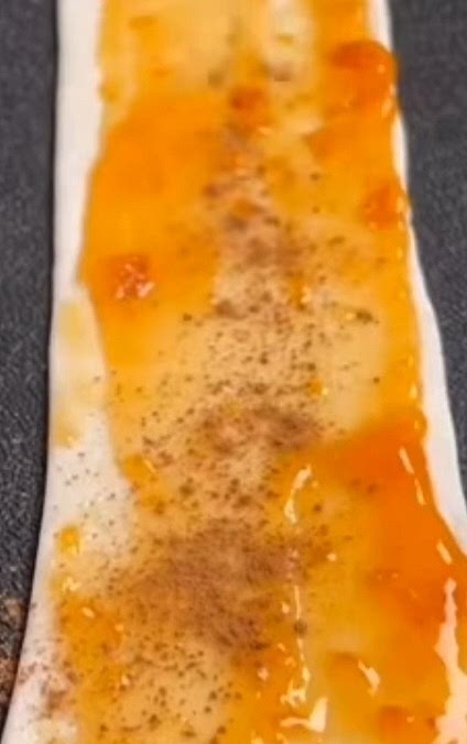 Étaler la pâte feuilletée. Coupez la en lanières. Étalez sur chaque lanière 1 càc de confiture de votre choix. Saupoudrez de cannelle, cardamome, gingembre, ...