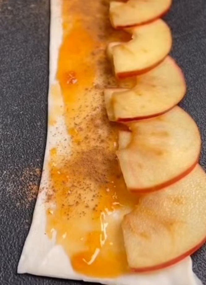 Disposez les quartiers de pomme sur chaque lanière en les faisant se chevaucher