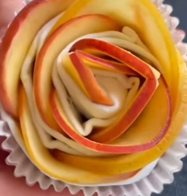 Roulez chaque lanière sur elle même de telle façon à former une rose. Mettez dans un moule à la grandeur de la rose. Saupoudrez légèrement de sucre de cassonade.