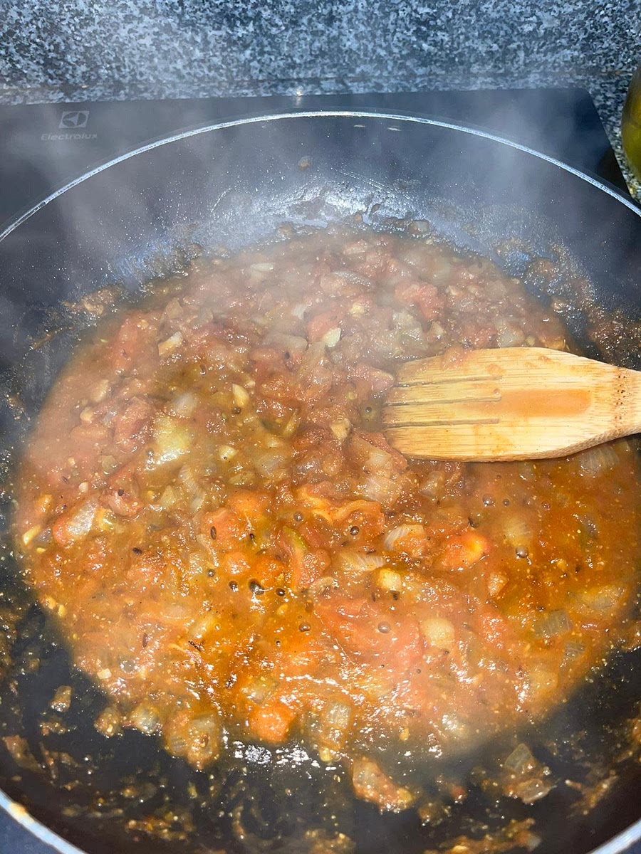 Añadimos el tomate, las especias y la sal. Subimos el fuego y no paramos de remover hasta que se evapore el liquido del tomate.