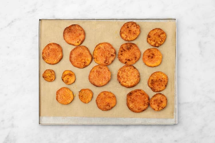 Süßkartoffel in 0,5 cm Scheiben schneiden. In einer großen Schüssel Süßkartoffelscheiben mit 1 EL [1,5 EL | 2 EL] Öl*, drei Viertel vom „Hello Fiesta“, Salz* und Pfeffer* vermengen. Süßkartoffelscheiben auf einem mit Backpapier belegten Backblech verteilen und im Ofen 25 – 30 Min. backen. Tipp: Verwende für 4 P. 2 Bleche.