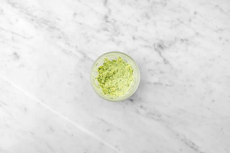 Koriander mit Stielen fein hacken. Avocados halbieren, entkernen und das Fruchtfleisch mit der Hälfte vom Koriander, Saft von 1 [2 | 2] Limettenviertel und Aioli in eine große Schüssel geben und mithilfe einer Gabel zu einer Guacamole verarbeiten. Mit Salz* und Pfeffer* abschmecken.