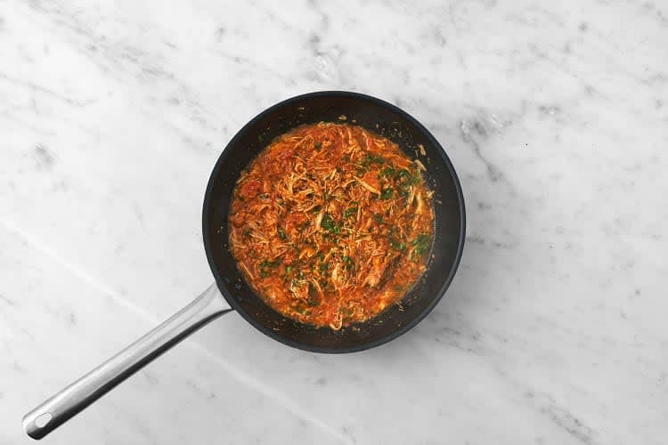 In den letzten 5 Min. der Ofengarzeit in einer großen Pfanne mit Deckel 1 EL [1,5 EL | 2 EL] Öl* erhitzen. Pulled Pork darin 2 – 3 Min. anbraten. 1 EL [1,5 EL | 2 EL] von der Salsa Roja unter das Pulled Pork rühren.