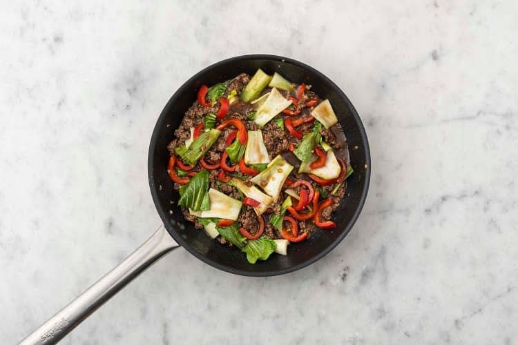 Währenddessen Limette heiß waschen und 1 TL [1,5 TL | 2 TL] der Schale fein abreiben. Limette vierteln. Pak Choi und Paprika zum Hackfleisch in die Pfanne geben und weitere 2 Min. kochen. Mit Salz*, Pfeffer* und Saft von 1 [2 | 2] Limettenviertel abschmecken. Reis mit einer Gabel auflockern und Limettenabrieb unterheben.