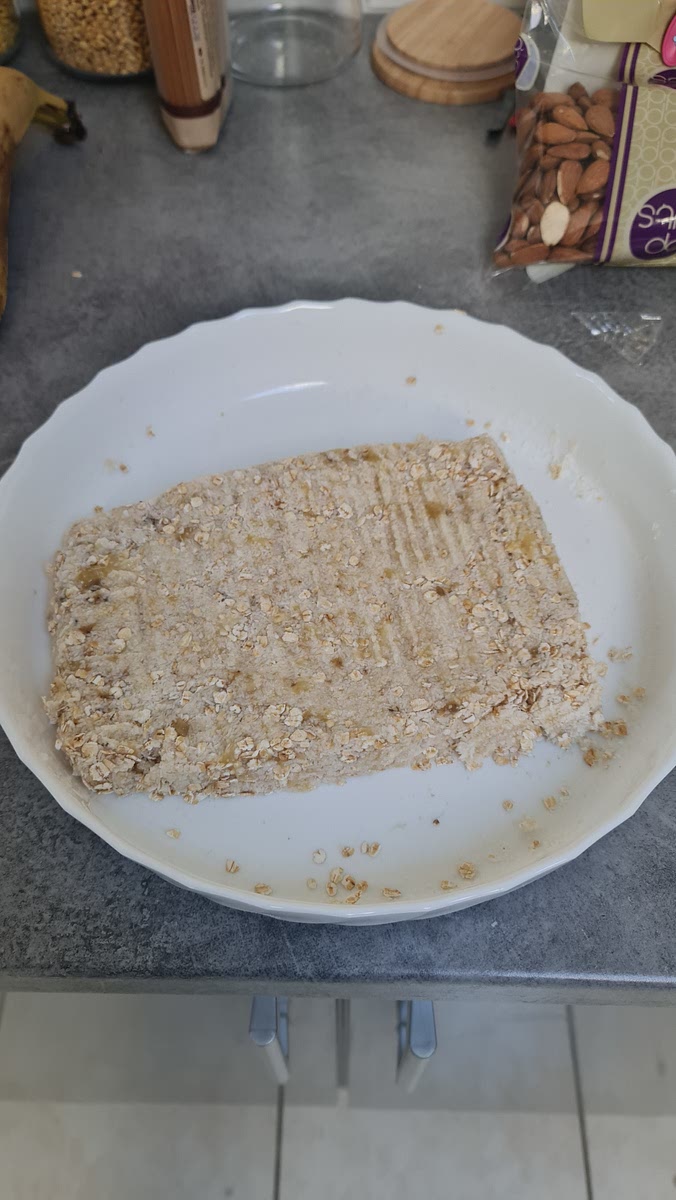 Y incorporer la noix de coco râpée et les flocons d'avoine. Bien mélanger et faire un rectangle