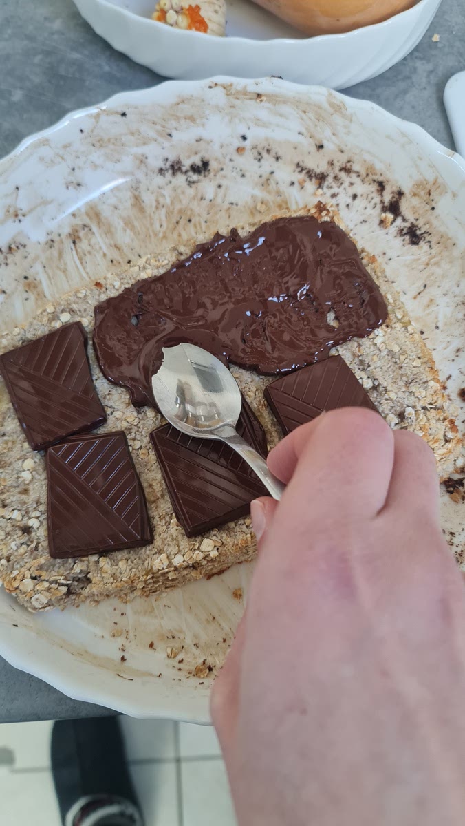 Étaler le chocolat de manière uniforme. Laisser refroidir et couper en barres