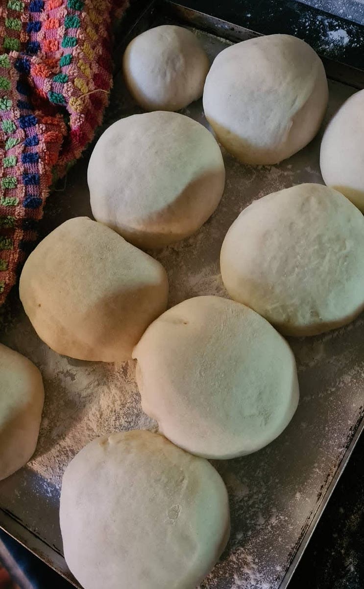 Dividir la masa en porciones de 100 grs cada una y bollar.