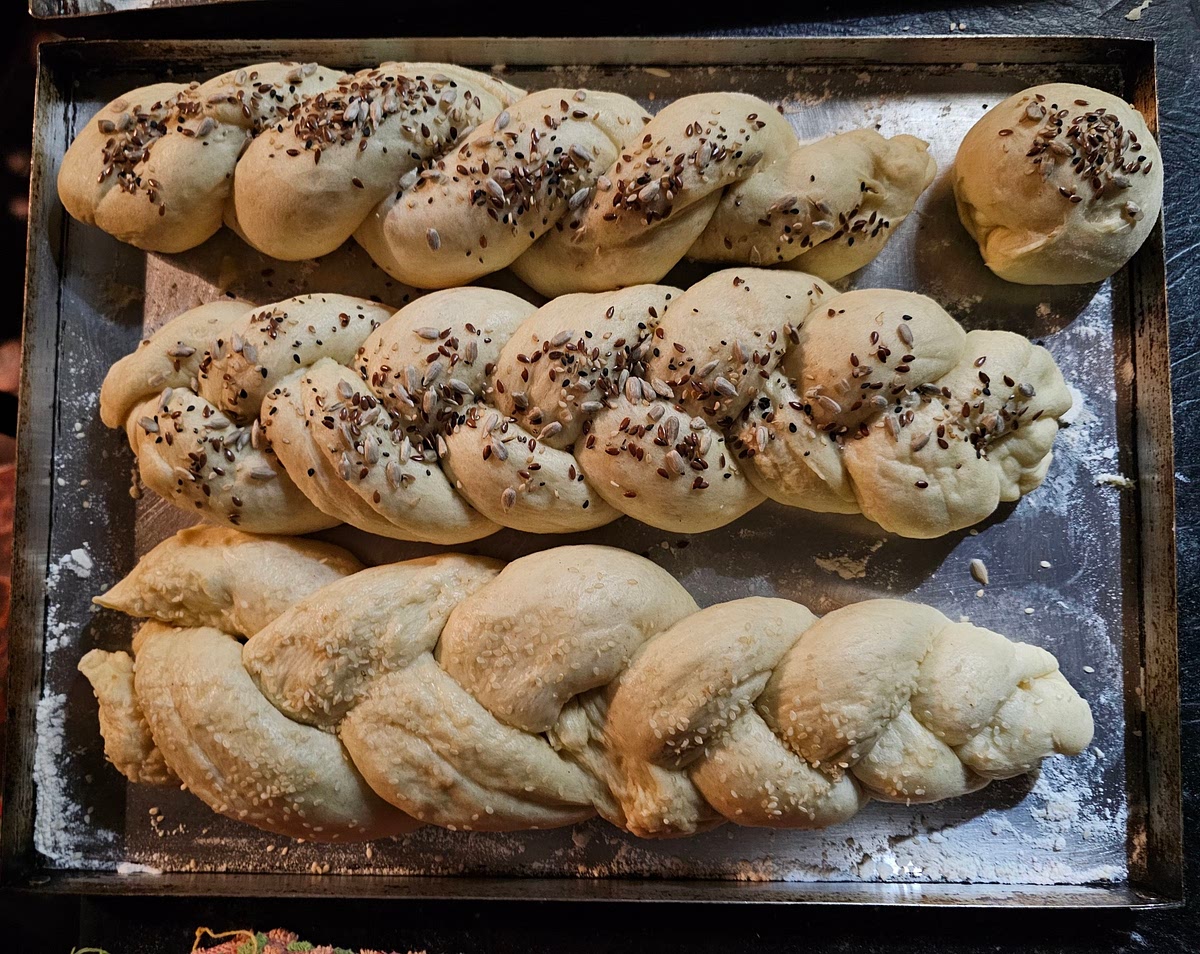 Humedecer la superficie de las trenzas con agua y clara y espolvorear con semillas de sésamo.