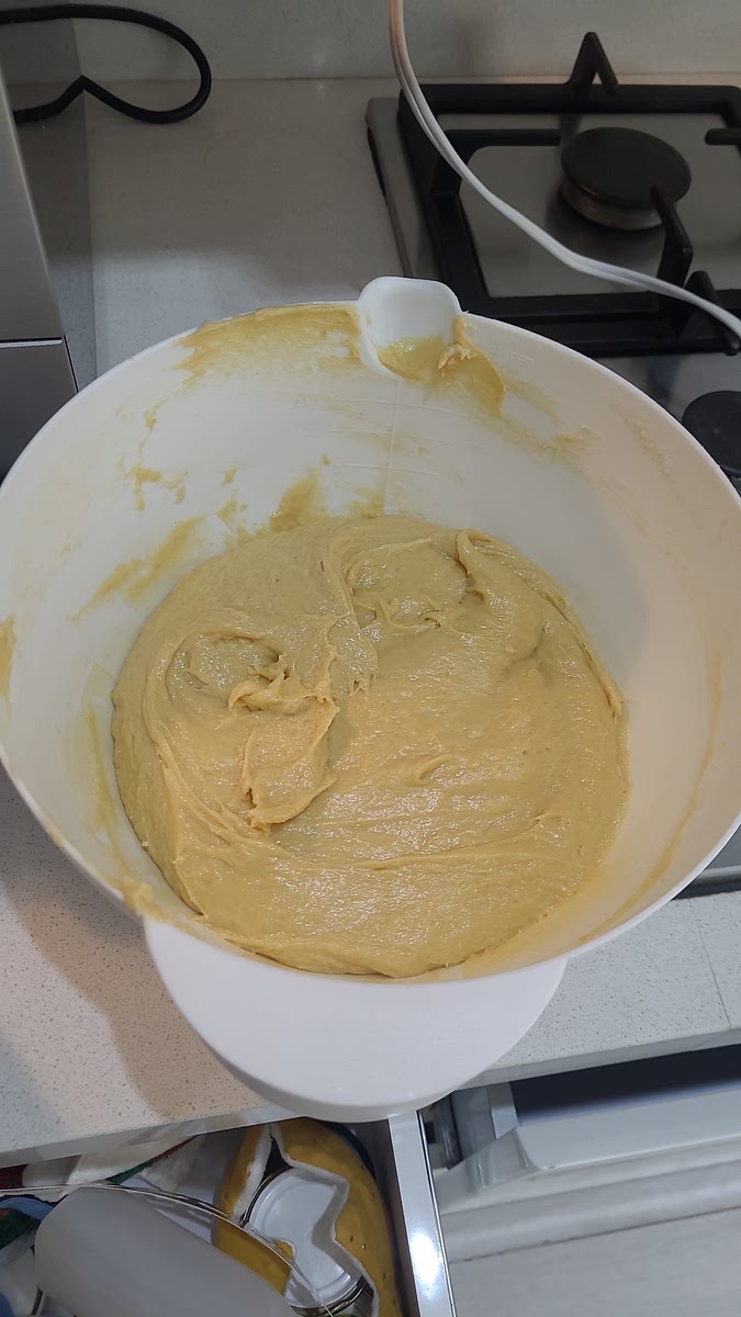 Tu melanges bien tout ca a donf au batteur que ca doit homogene, sans (trop) de grumeaux
Si c est totalement.liquide, rajoute de la farine
Ca doit etre limite caoutchouteux
