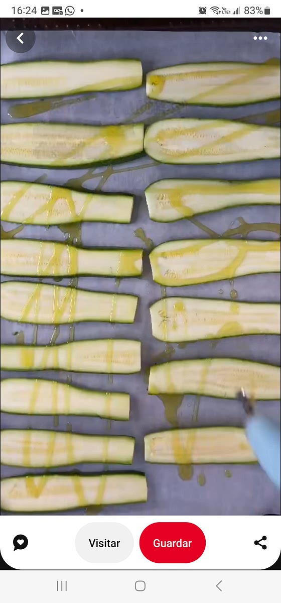 Rebanar las calabacitas en 4, quitando un poco las extremidades para que no esten redondeadas. Poner en una bandeja con aceite de oliva y sal. Cocinar a 200 °C por 15 min