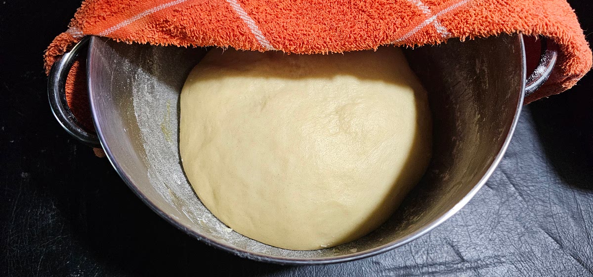 Tapar y dejar leudar hasta que duplique su tamaño.