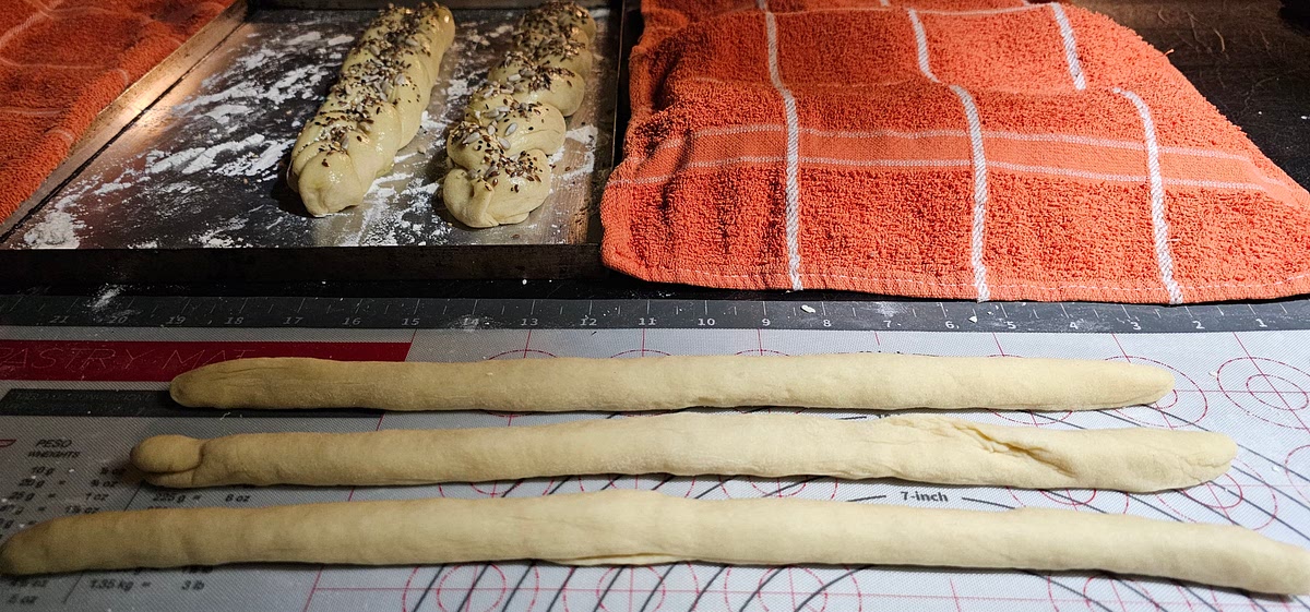 Con las palmas de las manos alargar hasta obtener cordones de 30 cm de largo y luego trenzar de a 3.