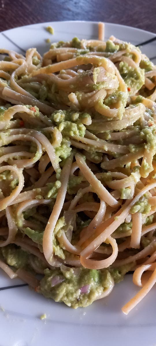 1 couper les avocats en deux et les en mettre dans un bol avec la moitié d'un jus de citron.
2 hacher l'échalote finement et la mettre dans la préparation de l'avocat et citron.
3 ajouter sel poivre et épices espagnoles.
4 ajouter le reste d'une demi citron mélangé et ajouter dans vos pâtes