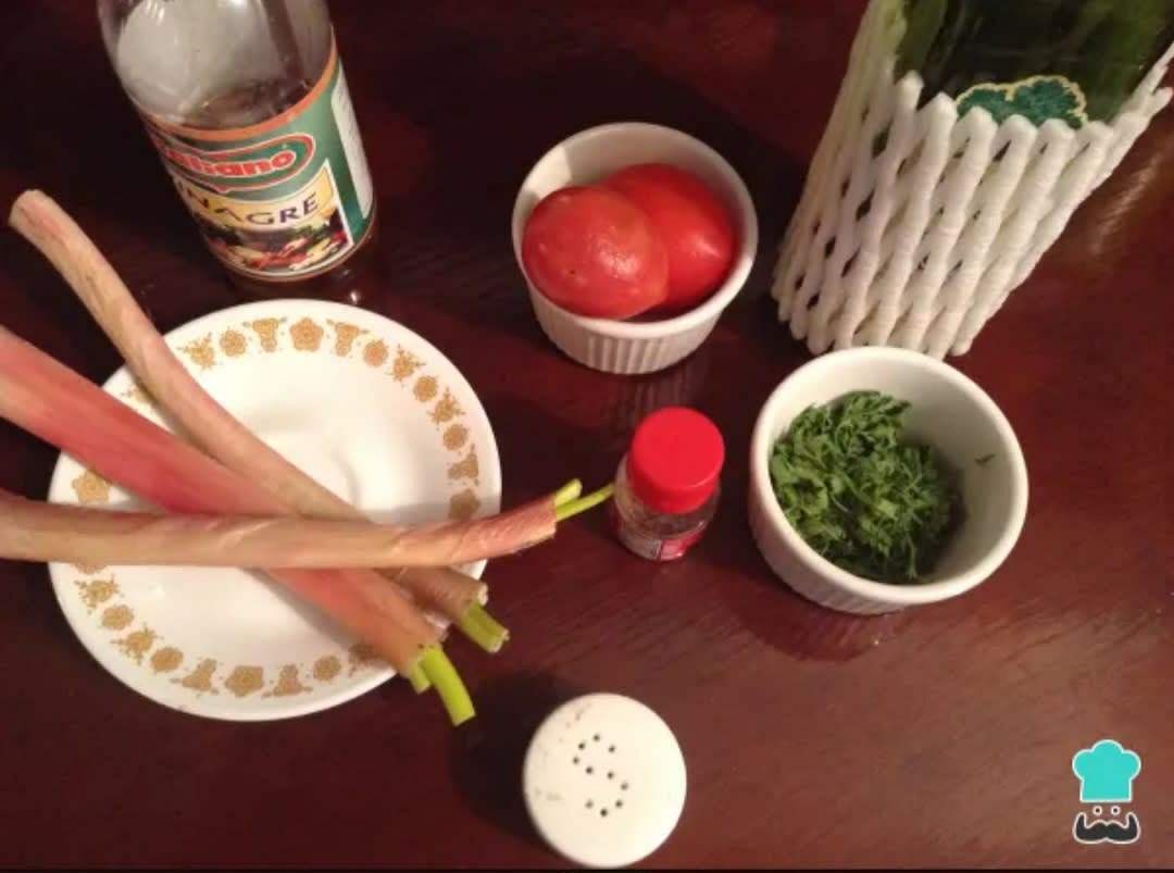 El primer paso será picar los tomates en dados pequeños y pasarlos a un bol. Seguidamente, añadiremos a esto la cebolla larga previamente picada muy fina. A ambos ingredientes le sumaremos la cebolla blanca cortada de igual forma que la cebolla larga.