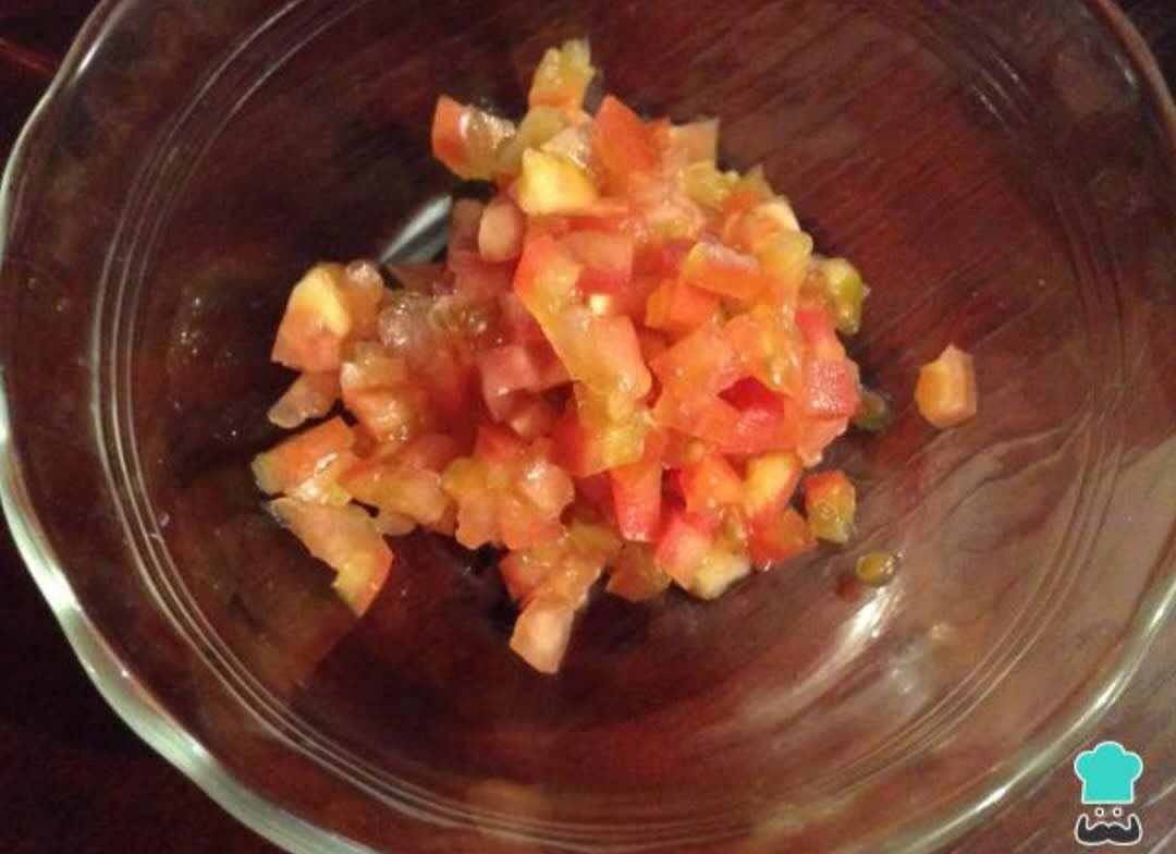 Aderezaremos nuestro contenido del bol con el ají picante, los dientes de ajo finamente picado y el vinagre. Mezclaremos todo a la perfección.