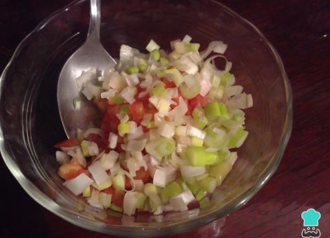 El siguiente paso será incluir el cilantro muy bien picado además del aceite de oliva virgen extra. Y, para terminar, salpimentamos y volveremos a mezclar todo.