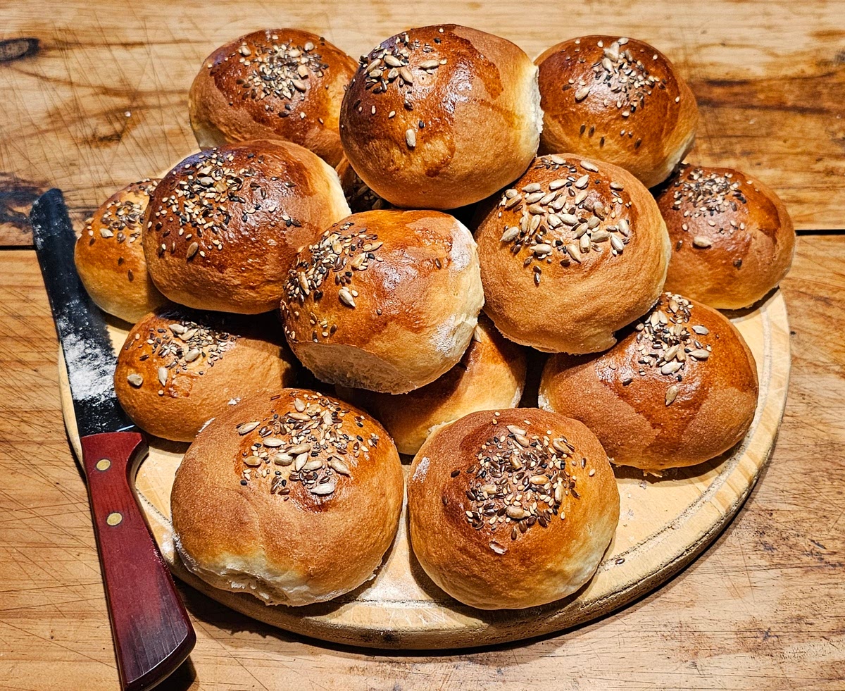 Con la mima masa se pueden hacer pebetes.