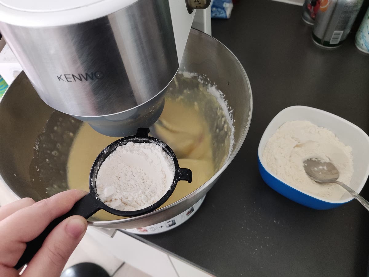 Ajouter petit à petit la farine tamisée.