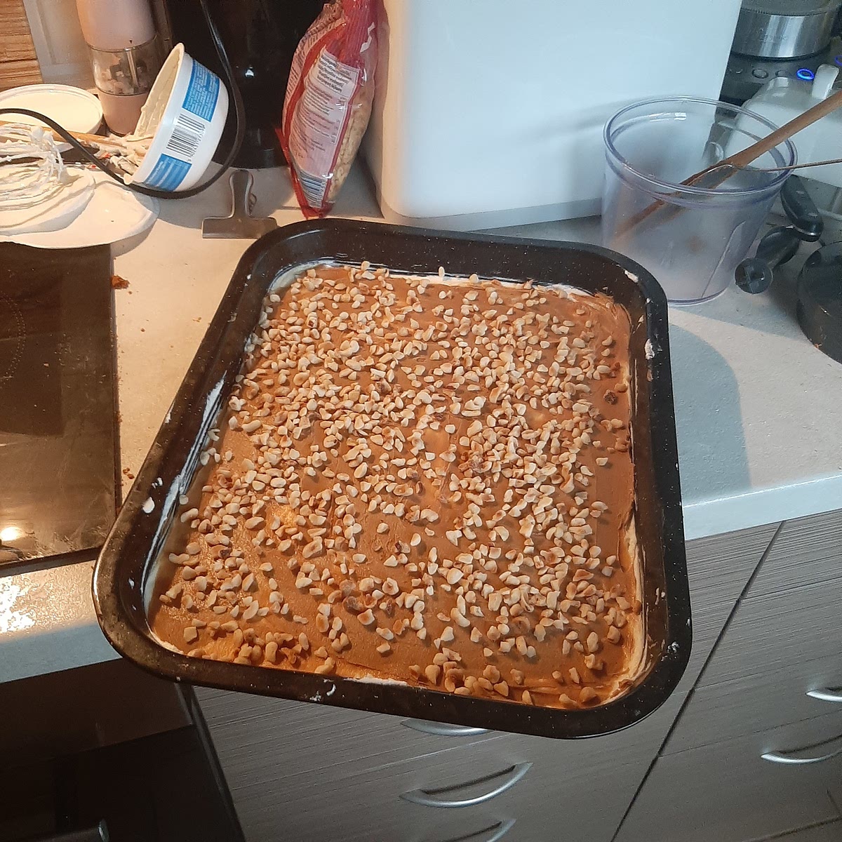 Sušenky nakrájíme na polovinu, oloupané kiwi také na kolečka, které rozpůlíme. Nakrájíme na porce a ozdobíme.