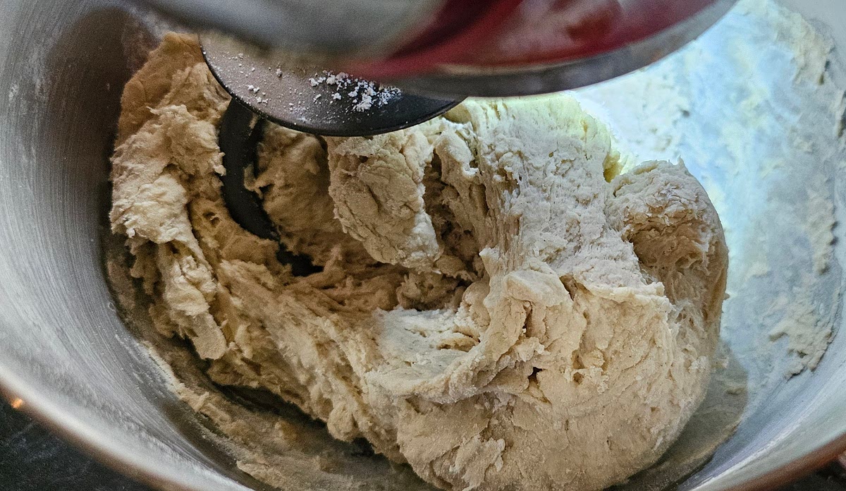 Mientras se amasa agregar lentamente la harina junto con la sal.