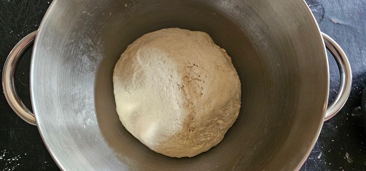 Amasar 10 minutos. Dejar leudar hasta que duplique su tamaño.