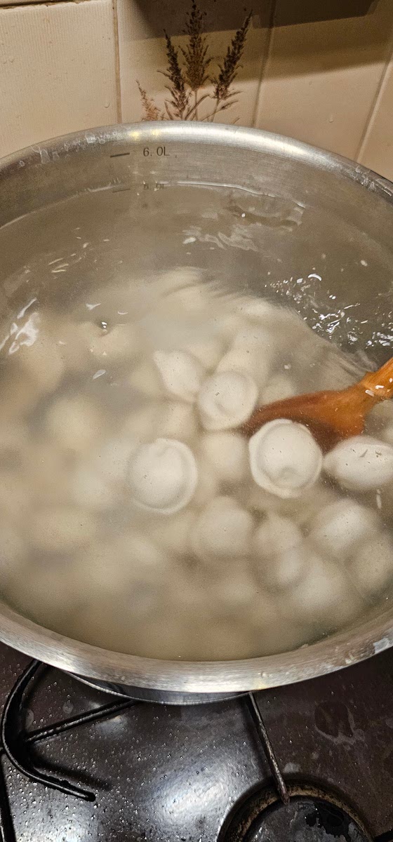 Once boiled, carefully place all the pelmeni into the pot and stir well