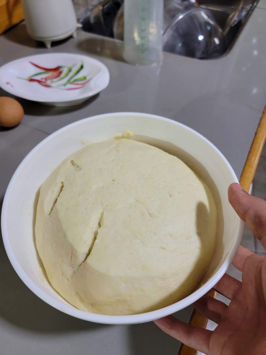 En un bowl la harina, en medio agregamos el huevo (dejar un poco de huevo para pintar luego), el aceite, la sal y azĂșcar. Por Ășltima agregamos la levadura diluida en la leche tibia. (Usar leche tibia pero no muy caliente)
Un vez hecha la masa debemos mezclar por 10 minutos y dejar reposar 30 minutos hasta doblar tamaño