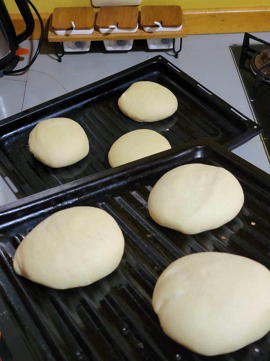 Cortamos la masa en 6 porciones dandole forma de discos. Las ponemos en una bandeja de horno previamente harinada o aceitada. Luego dejamos leudar de nuevo por 30 minutos