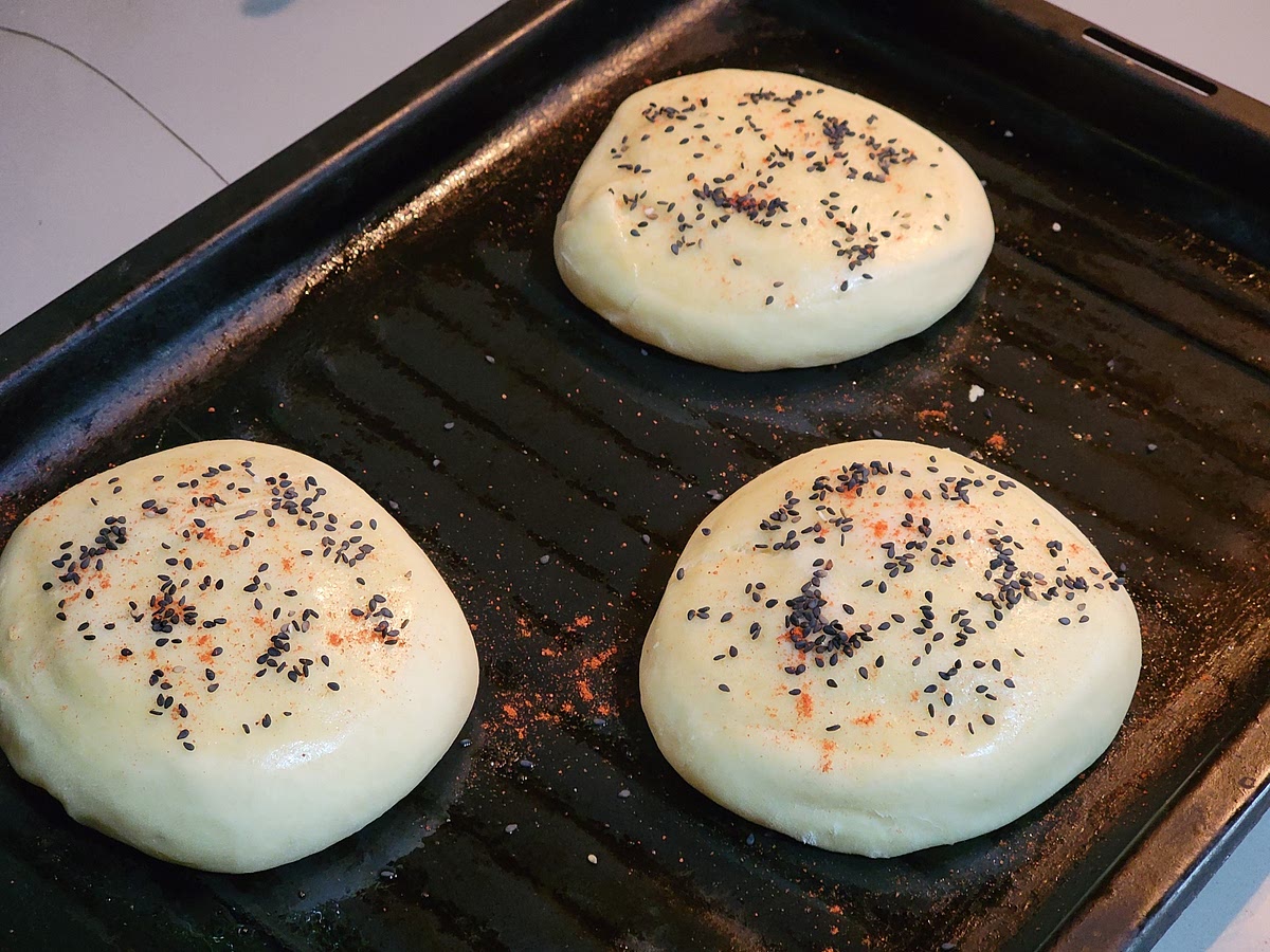 Una vez leudado pintamos con huevo y agregamos las semillas y/o condimentos
(Las semillas al ponerlas hay que presionarlas un poco)