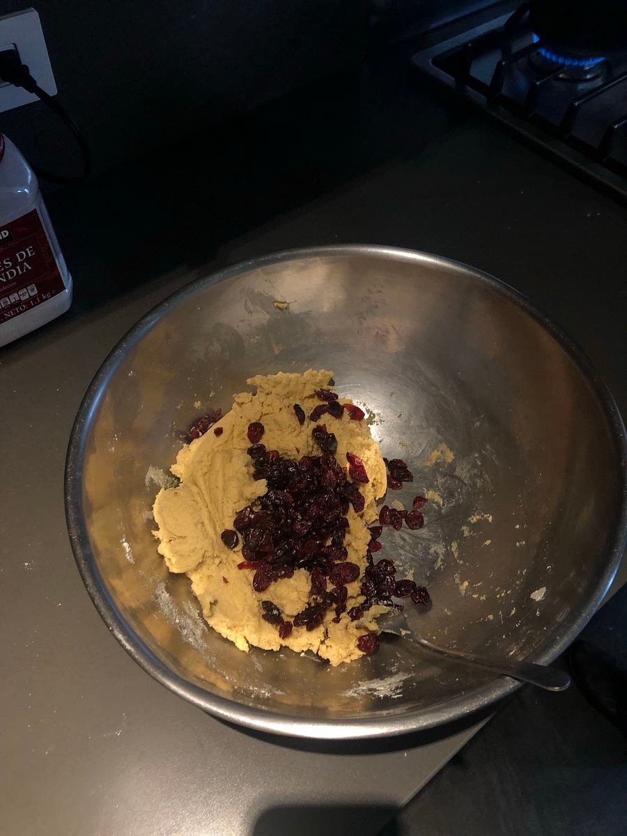 Agregar el ingrediente del sabor que quieras tus galletas. Las posibilidades son infinitas. En esta ocasión agregamos los arándanos, integrarlos con un tenedor a la mezcla (a mi se me facilita con en tenedor pero puedes utilizar las manos)