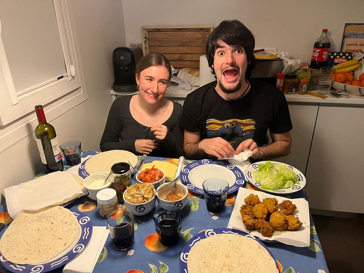 A jalar en un kebab con tomate, lechuga, salsa de yogur, tahini, salsa picante y lo que a tu perversa mente se le ocurra.