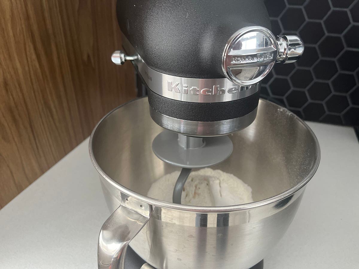Au robot culinaire, il est important de travailler avec la lame en plastique ou le crochet à pétrir. Mélanger la farine et le sel. Actionner le robot à vitesse moyenne et ajouter le mélange de levure jusqu'à l'obtention d'une boule molle.