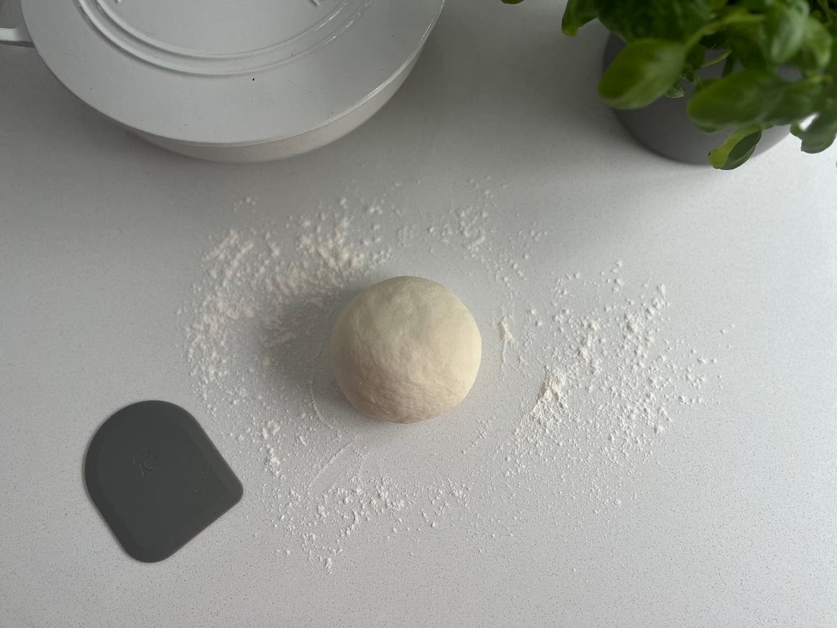 Retirer la pâte du bol et pétrir sur un plan de travail légèrement fariné quelques minutes. Former une boule avec la pâte.