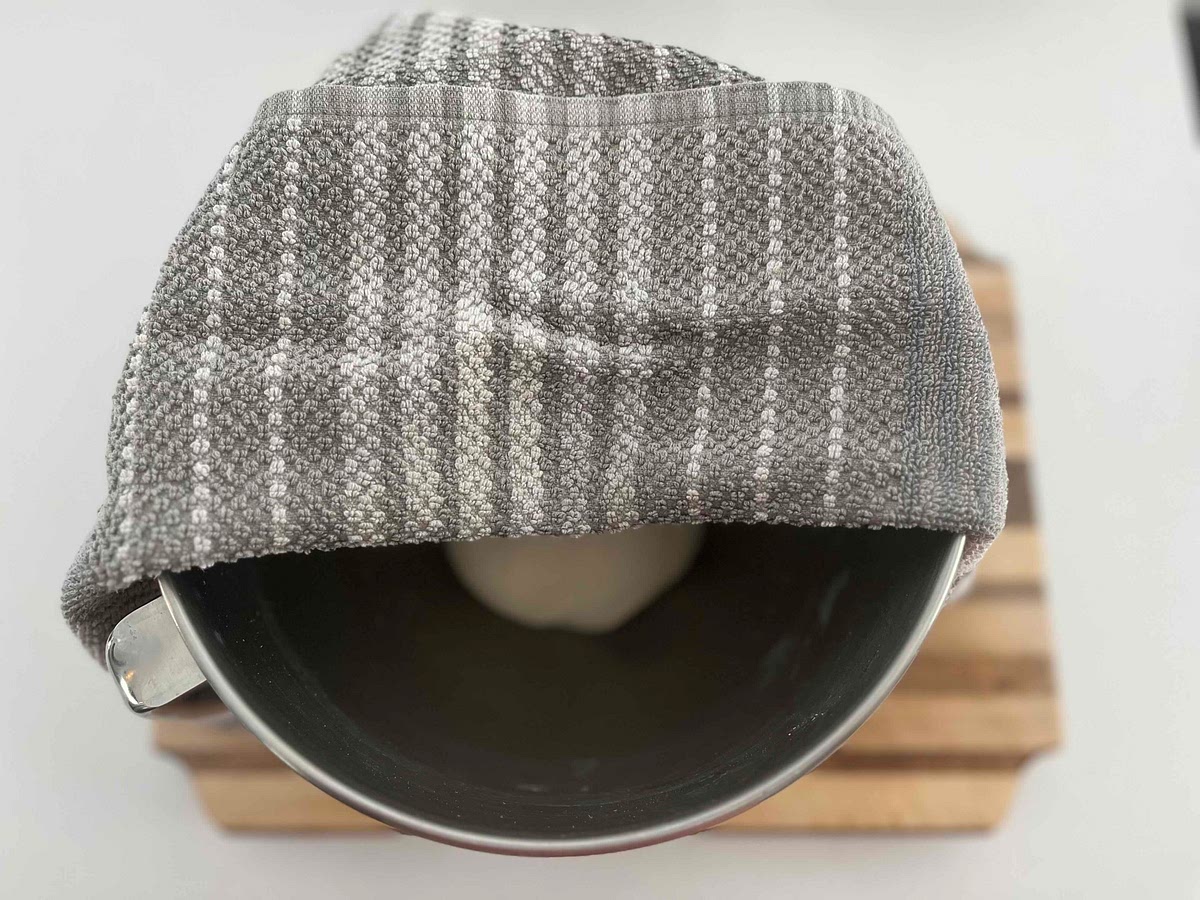 Déposer dans un bol propre et légèrement huilé. Couvrir d'un linge propre et laisser gonfler 30 minutes dans un endroit tiède et humide.