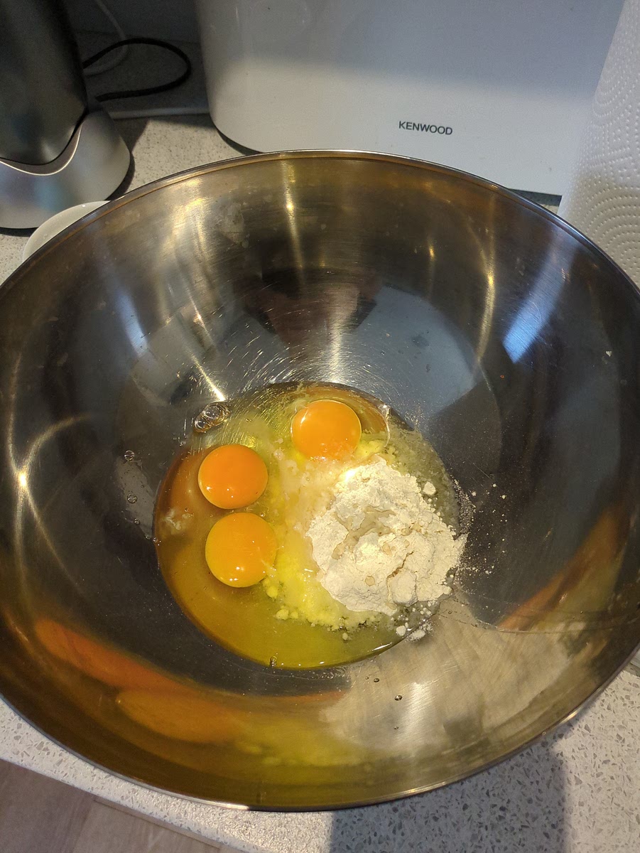 In una ciotola a parte, mescola gli altri ingredienti con una frusta.