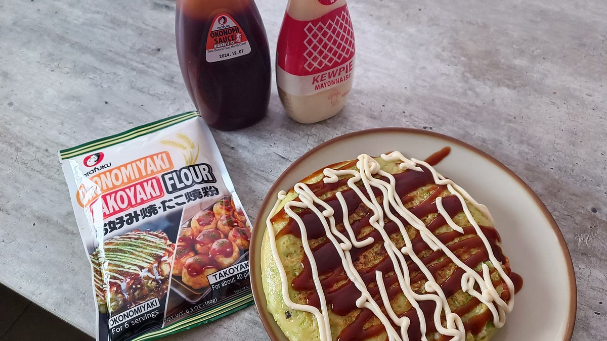 Servir avec la sauce okonomiyaki et de la mayonnaise