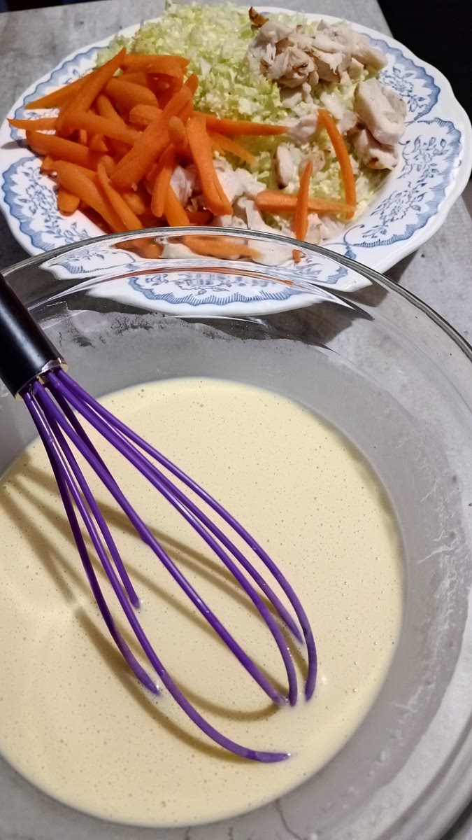 Mélanger la farine avec l'eau dans un saladier, puis ajouter les oeufs, les légumes et la viande