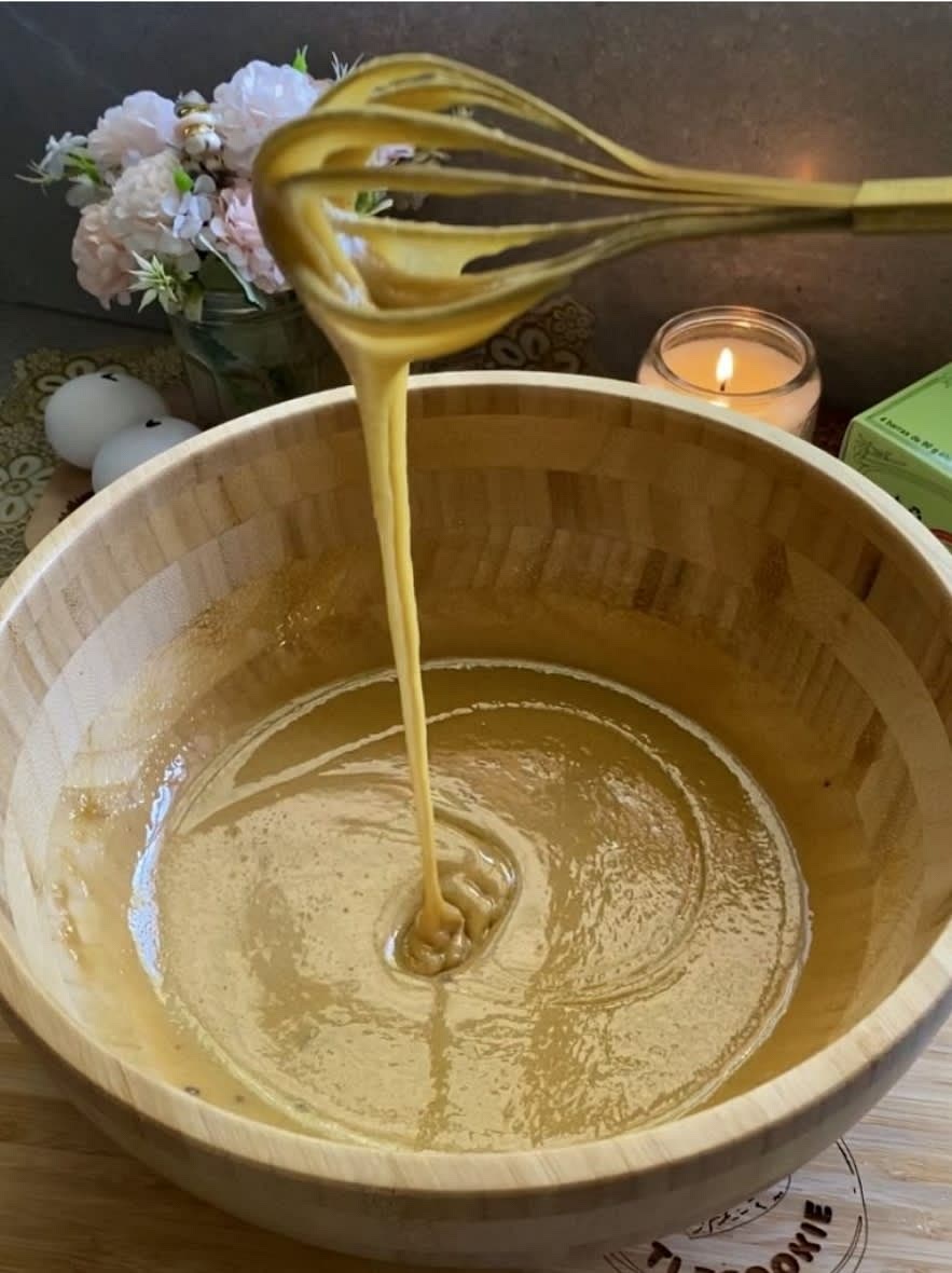 Comenzar mezclando el azucar junto con la mantequilla derretida hasta que el azucar se disuelva un poco. Despues agregar los huevos, ma yema, el extracro de vainilla y mezclar.
