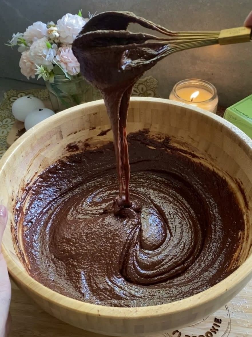 Derretir el chocolate en el microndas en intervalos de 30 segundos, para evitar quemarlo. Una vez tibio agregar a la mezcla anterior e integrar bien. Por ultimo tamizar los secos que serian la harina, cocoa, sal. Mezclar hasta que no veas mas restos de harina