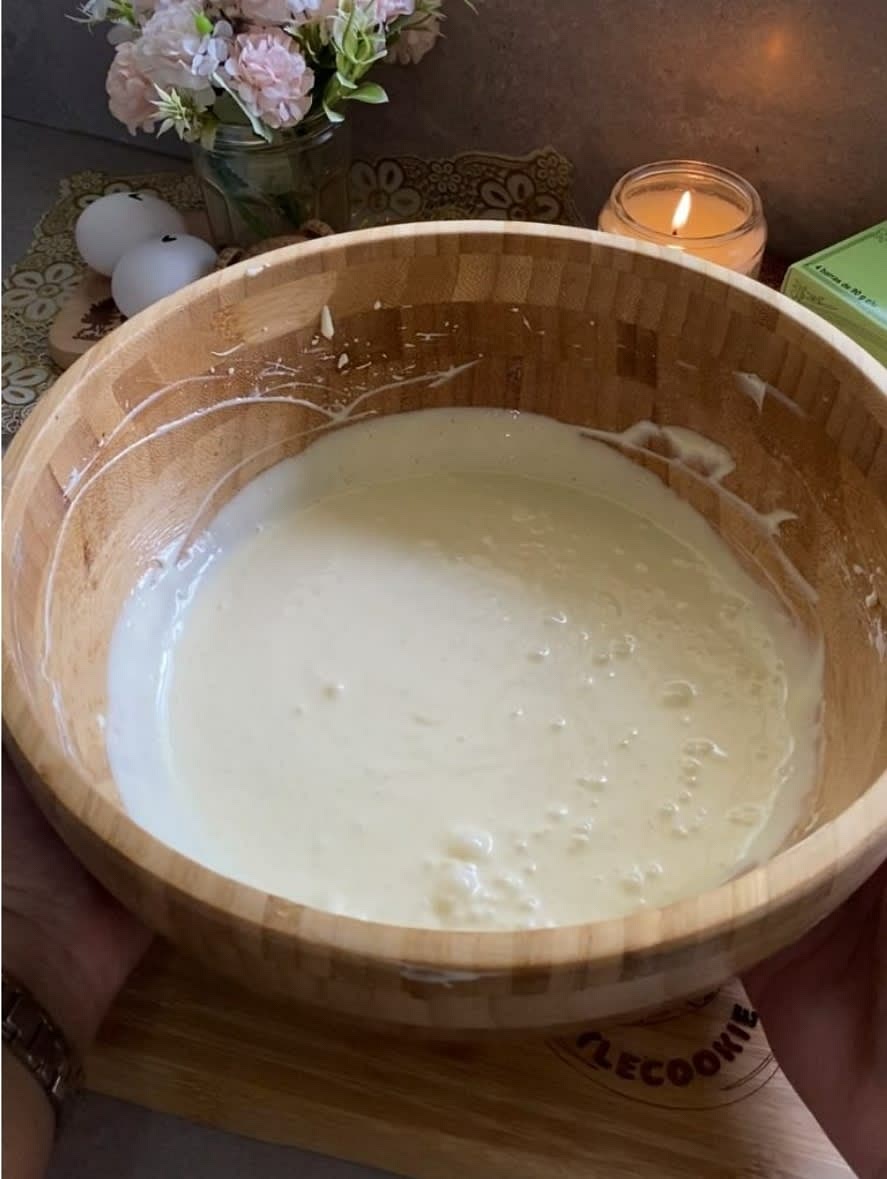 En un tazon batir el queso crema a temperatura con el azucar. Despues agregar la vainilla y los huevos uni a uno.