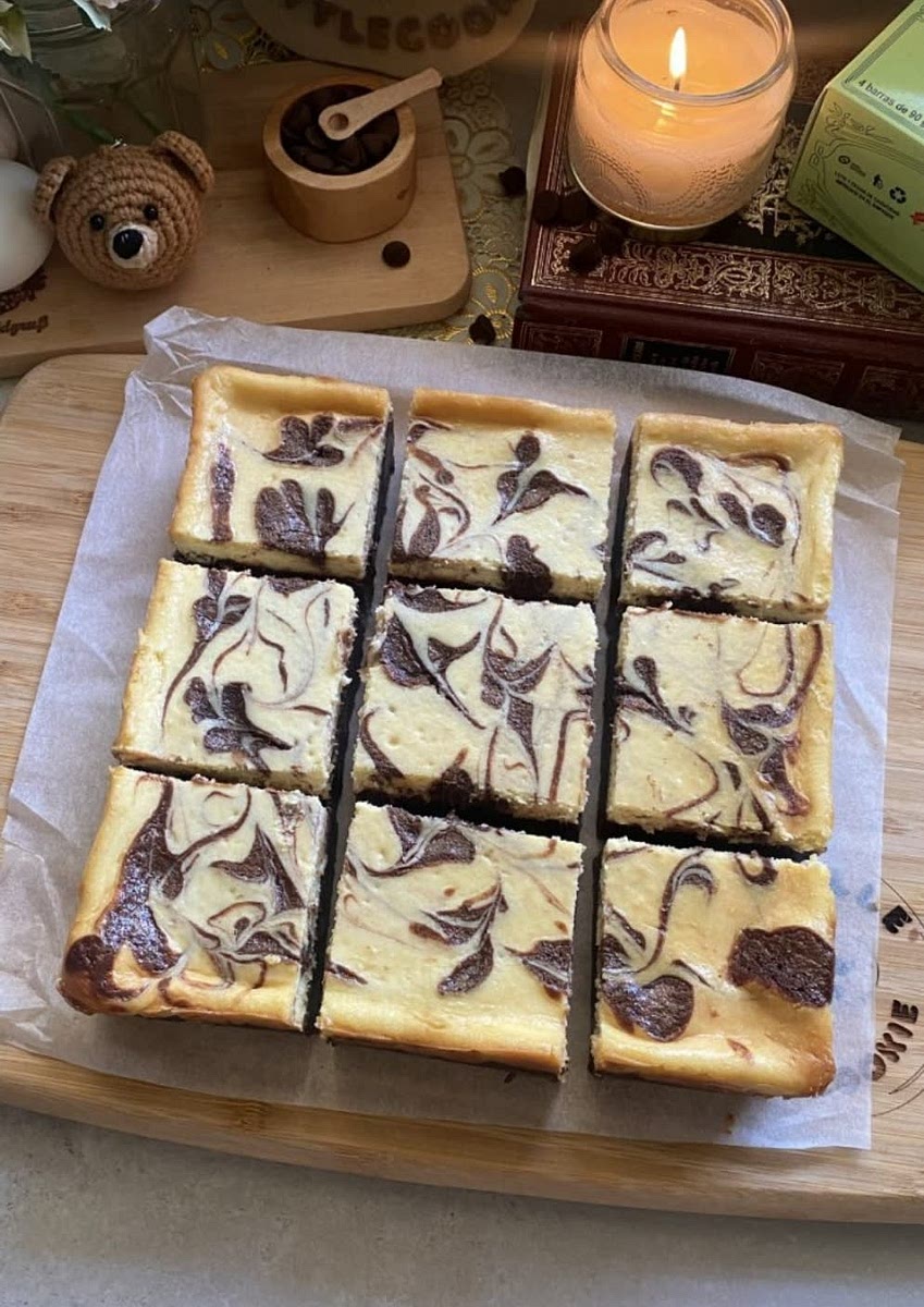Sacar el cheescake brownie del refrigerador, luego cortar el cheescake brownie en pedazos y disfrutar. Tip: Limpie el cuchillo cada vez que haga un nuevo corte en el cheescake brownie.