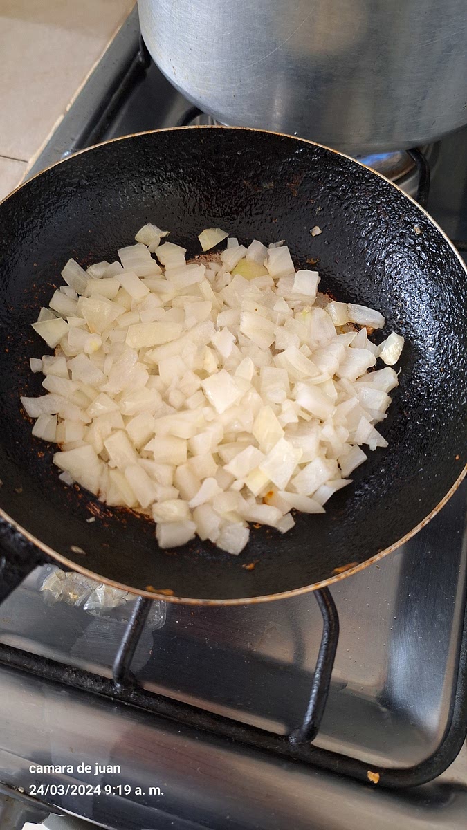 Agregar un poco de aceite y la cebolla picada en un sarten a juego lento