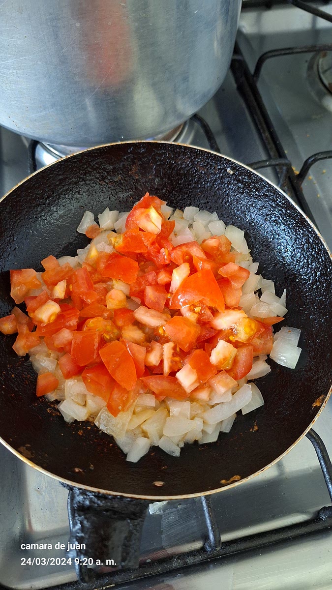Agregar el tomate picado y sal al gusto