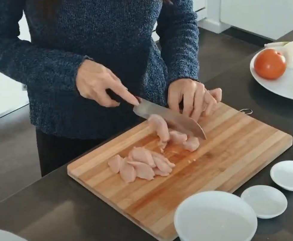 Slice chicken breast into thin slices.