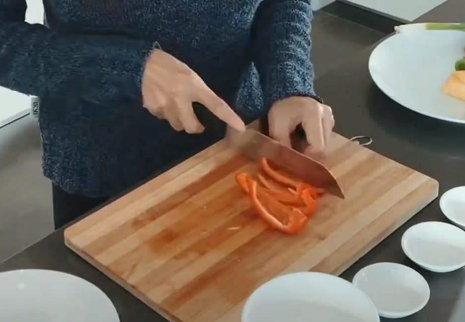 Cut green and red pepper into long slices or squares.