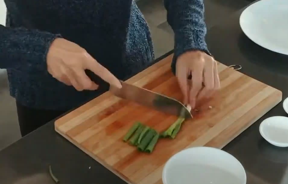 Chop Spring onion into long pieces