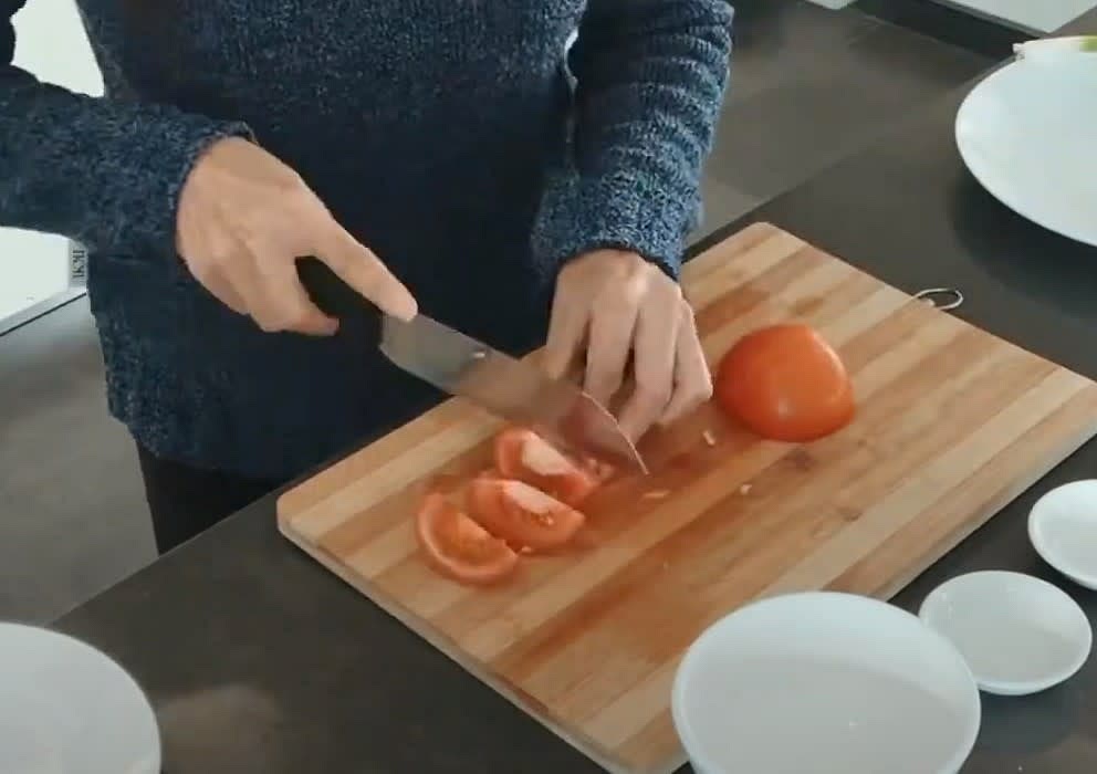 Cut tomato into 8 pieces