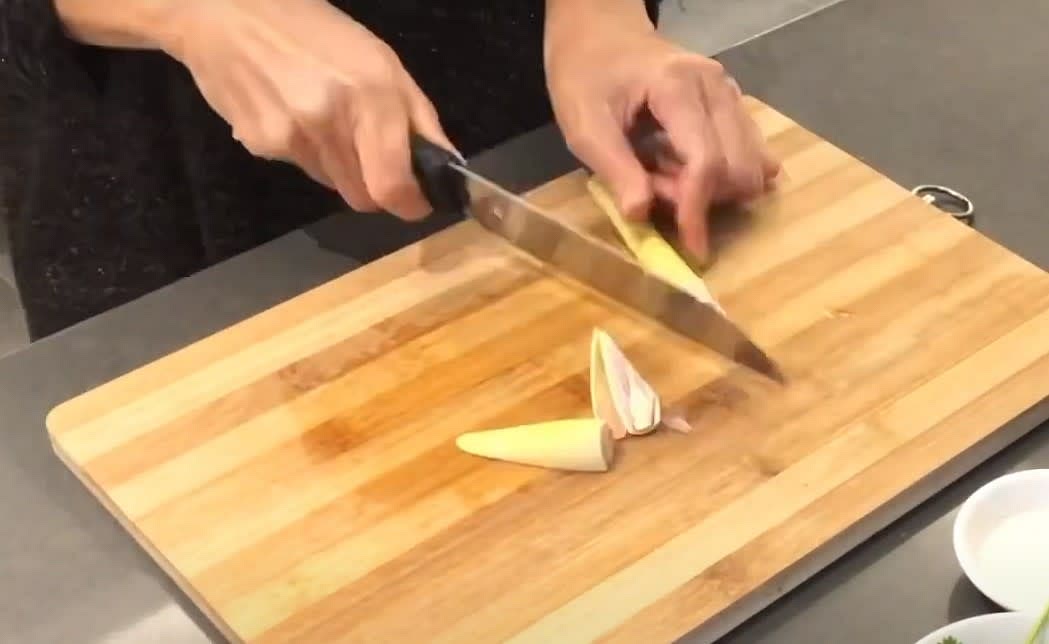 Slice the lemongrass