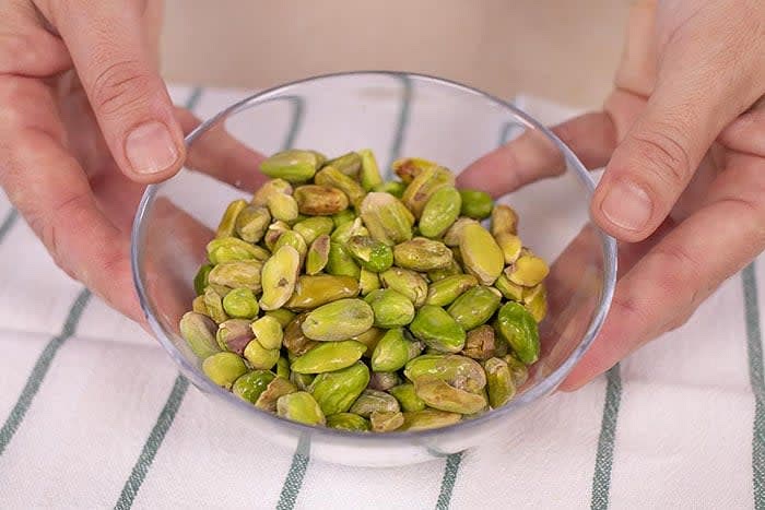 Trascorso il tempo di riposo, scoliamo i pistacchi, rimuoviamo la pelle e con un canovaccio pulito asciughiamoli completamente.