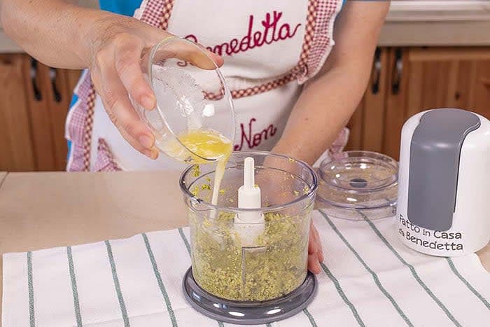 Frullare i pistacchi sgusciati e spellati per ottenere una farina sottilissima